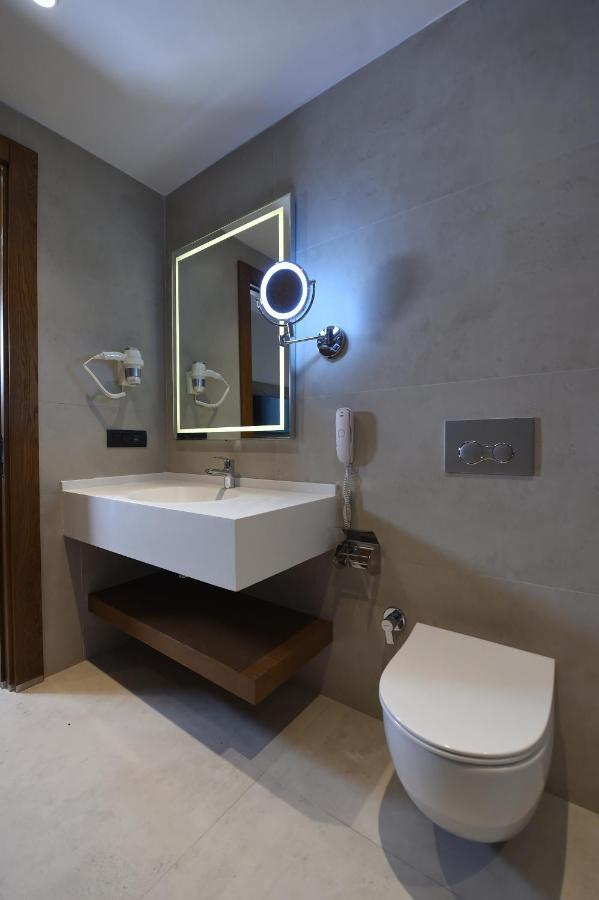 Cher Hotel & Spa Taksim Istambul Exterior foto Bathroom in a hotel